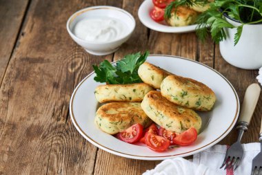 Beyaz bir tabak üzerinde dereotu ile kızarmış patates pirzola                               