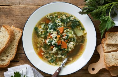 Beyaz bir kapta sebze ve yumurta ile ısırgan çorbası                               