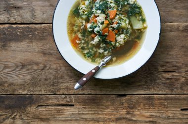 Beyaz bir kapta sebze ve yumurta ile ısırgan çorbası                               