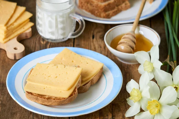 Frühstück Mit Käse Sandwich Milch Und Honig Auf Einem Holztisch — Stockfoto