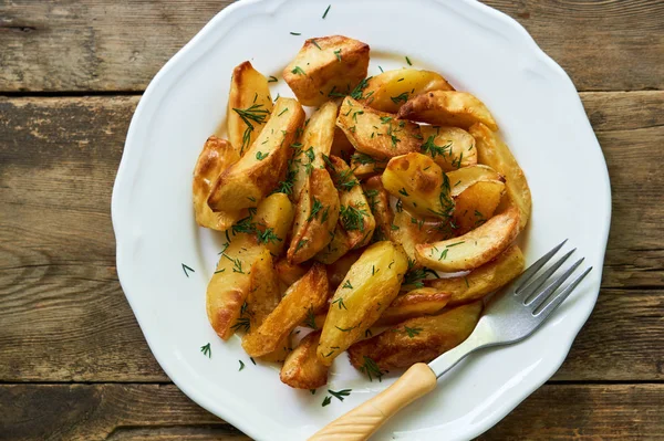 Gebakken Aardappelschijfjes Met Verse Dille Een Witte Plaat — Stockfoto