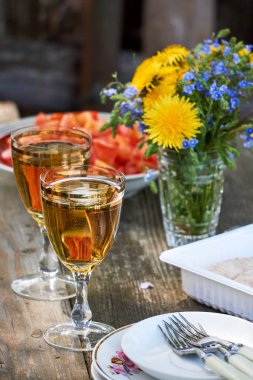 Ahşap bir masada taze hafif bira iki bardak                               