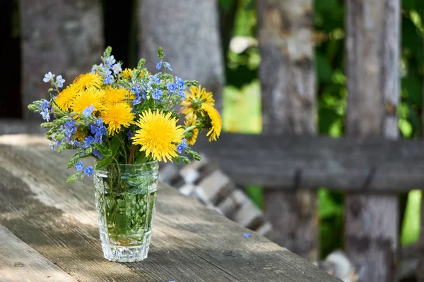 Strauß Löwenzahn Und Veronika Blumen Einem Glas Auf Einem Hölzernen — Stockfoto