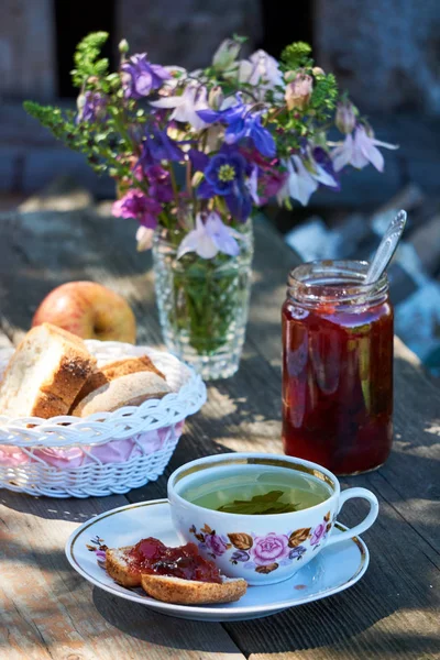 Kräutertee Mit Pflaumenmarmelade Und Brot Auf Einem Holztisch — Stockfoto