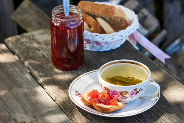 Kräutertee Mit Pflaumenmarmelade Und Brot Auf Einem Holztisch — Stockfoto