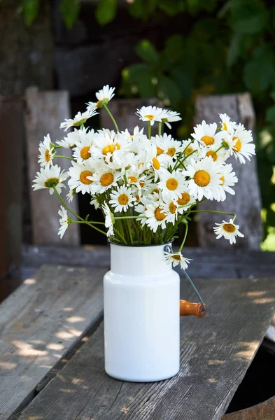 Strauß Gänseblümchen Einer Dose Auf Einem Hölzernen Hintergrund — Stockfoto