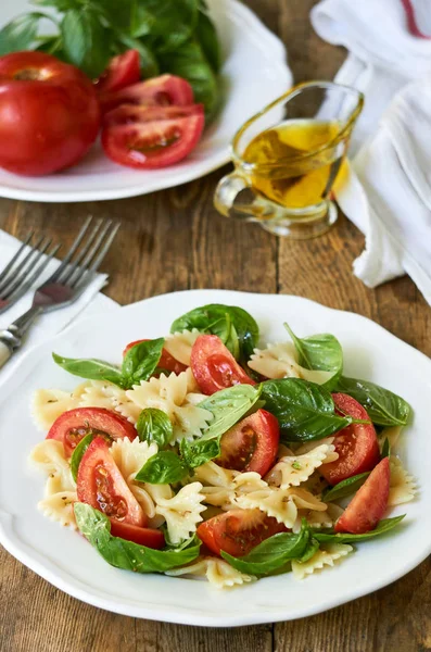 Domates ve yeşil fesleğen ile Farfalle makarna salatası                                  