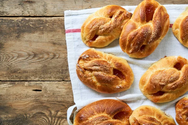 Panini Fatti Casa Con Marmellata Mele Uno Sfondo Legno — Foto Stock