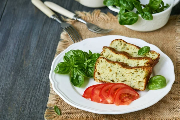 Cazuela Con Calabacín Queso Hierbas Frescas Plato Blanco — Foto de Stock