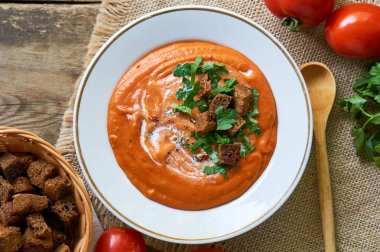 Kraker ve taze maydanoz ile Domates krema çorbası                               