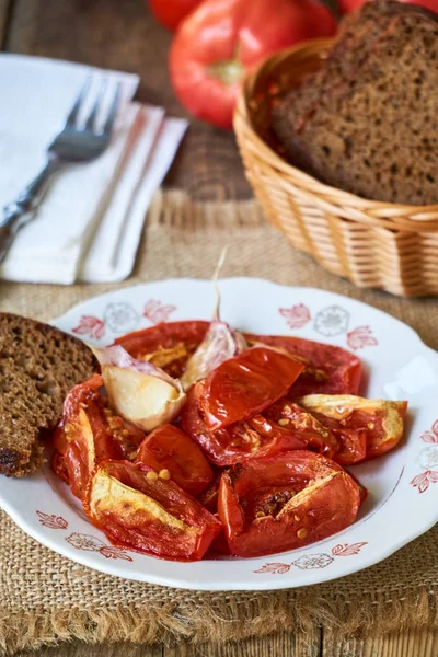 Slices Baked Tomatoes Garlic White Plate — Stock Photo, Image