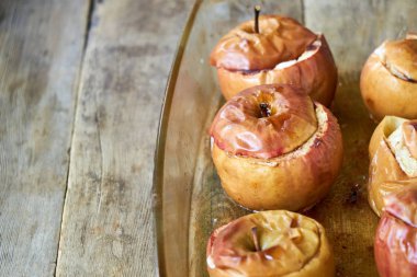 Cam formda bal ve tarçın ile pişmiş elma                                 