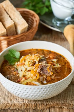 Beyaz bir kapta et ile geleneksel Rus lahana çorbası                                