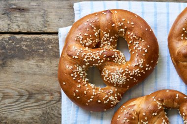 Ahşap arka planda geleneksel Alman bretzels                               