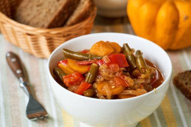 Beyaz bir kapta yeşil fasulye ile Sebze ragout                               