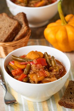 Beyaz bir kapta yeşil fasulye ile Sebze ragout                               