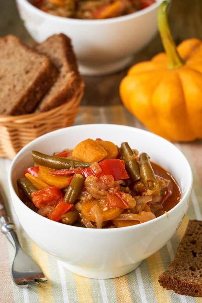 Beyaz bir kapta yeşil fasulye ile Sebze ragout                               