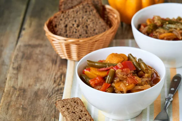 Beyaz bir kapta yeşil fasulye ile Sebze ragout                               