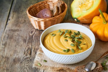 Beyaz bir kapta tohumları ile kalın kabak krema çorbası                                