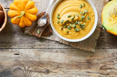 Beyaz bir kapta tohumları ile kalın kabak krema çorbası                                