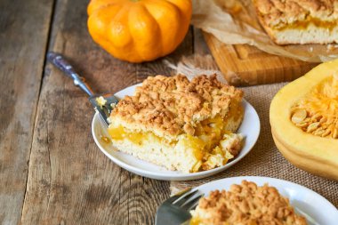 Beyaz bir tabak üzerinde rendelenmiş kabak pasta parçası                                