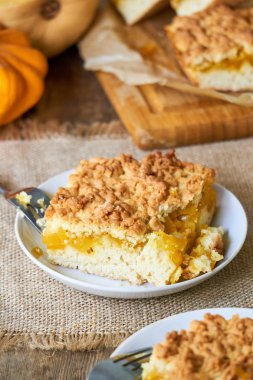 Beyaz bir tabak üzerinde rendelenmiş kabak pasta parçası                                