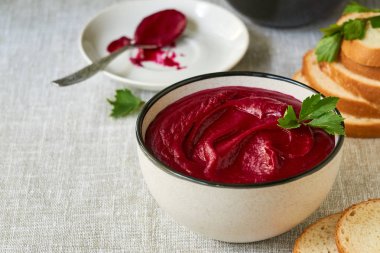 Gri bir kapta kalın pancar kremaçorbası                               