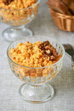 Cam bir kapta havuç, peynir ve ceviz ile Pirinç salatası                                 