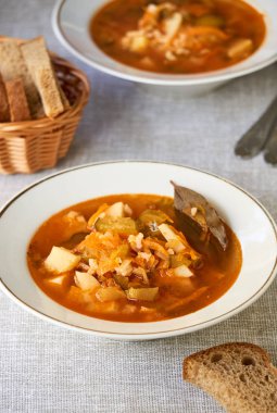 Salatalık turşulu sebze çorbası ve pilav.                               