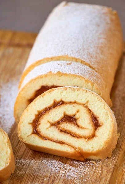 Biscuitrol Met Abrikozenjam Een Houten Plank — Stockfoto