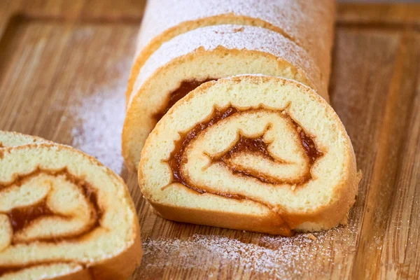 Rouleau Biscuits Avec Confiture Abricot Sur Une Planche Bois — Photo