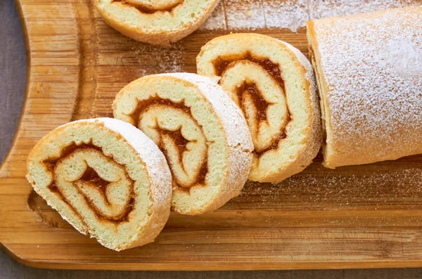 Rolo Biscoito Com Geléia Damasco Uma Tábua Madeira — Fotografia de Stock