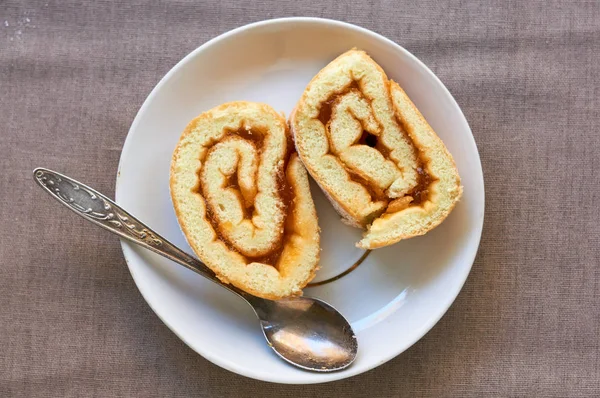 Beyaz bir tabakta kayısı reçelli bisküvi dilimleri.                                 