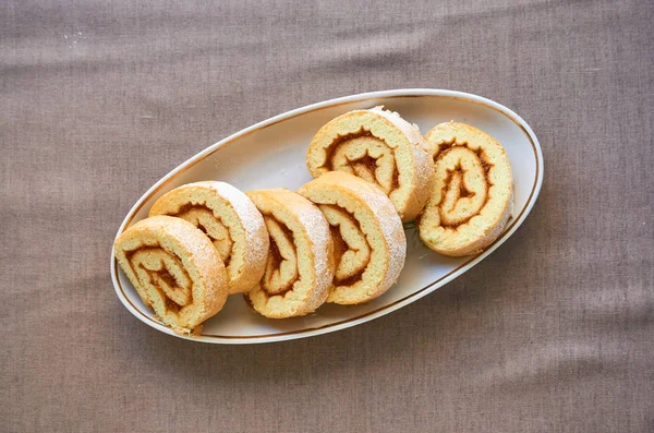 Tranches Pain Biscuit Avec Confiture Abricot Sur Une Assiette Blanche — Photo