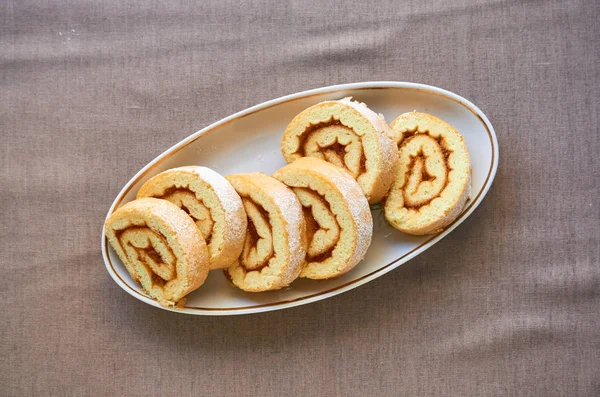 Rodajas Panecillo Con Mermelada Albaricoque Plato Blanco — Foto de Stock