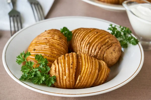 Batatas Assadas Com Salsa Uma Chapa Branca — Fotografia de Stock