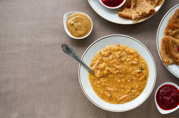 Böğürtlen soslu bezelye çorbası ve krep                               