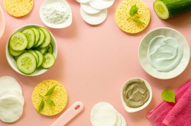 Tabaklarda ve bakım malzemelerinde yüz maskesi var.