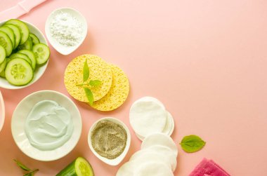 Tabaklarda ve bakım malzemelerinde yüz maskesi var.