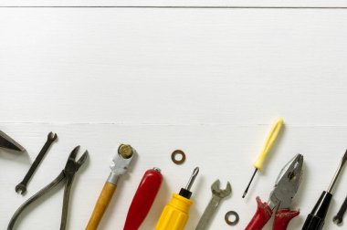 Beyaz ahşap arka planda tamir ve inşaat aletleri. Metin için boşluk