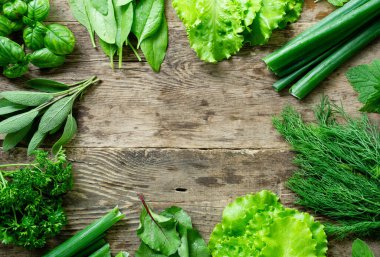 Eski ahşap arka planda çeşitli taze otların çerçevesi