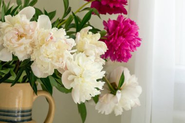 Arka planda beyaz ve pembe şakayık demeti