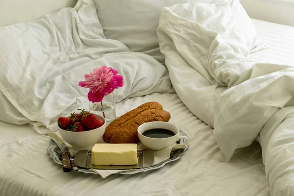 침대에서 아침을 바게트 딸기를 곁들인 — 스톡 사진