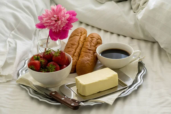 Frühstück Bett Tablett Mit Schwarzem Kaffee Baguette Und Erdbeeren — Stockfoto