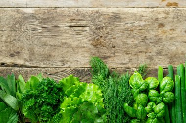 Eski ahşap arka planda çeşitli taze otlar vardı. Metin için boşluk