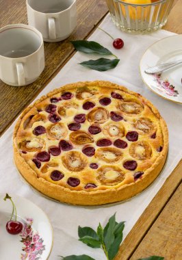 Ekşi kremalı, kayısı ve kirazlı meyveli turta.