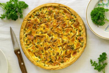 Beyaz arka planda mantarlı, otlu ve peynirli kiş.