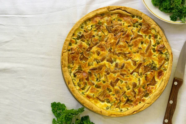 Quiche Med Kantareller Örter Och Ost Vit Bakgrund — Stockfoto