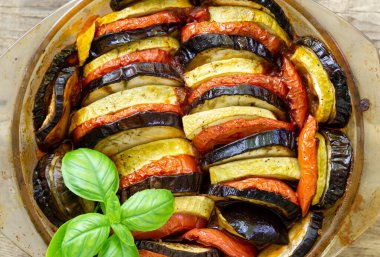 Geleneksel Fransız yemeği ratatouille. Patlıcanlı, domatesli ve kabaklı sebzeli güveç.