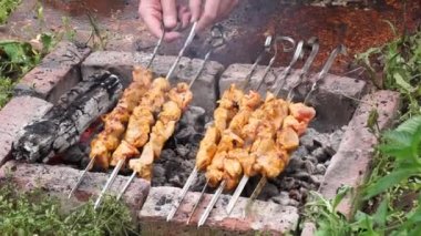 Kömür ve açık havada marine edilmiş domuz kebabı pişirme işlemi.